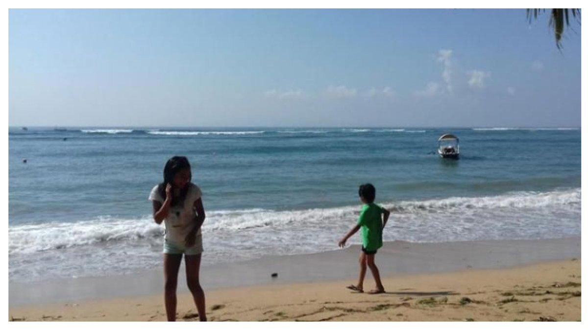 BERMAIN di PANTAI - Canda ria anak-anak bermain di Pantai Sanur, Bali.
