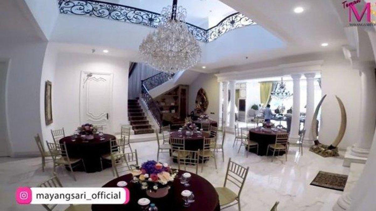 Bernuansa putih, rumah Mayangsari dihiasi lampu kristal