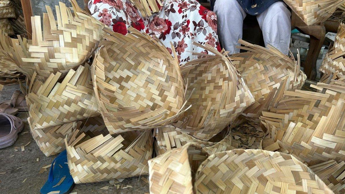 KURANGI SAMPAH PLASTIK - Besek yang terbuat dari anyaman bambu yang direkomendasikan DLH Klaten sebagai pengganti plastik saat pembagian daging kurban.