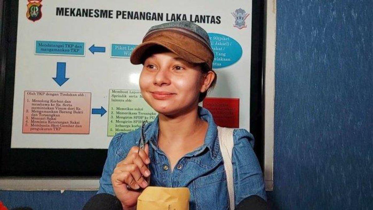 ARTIS KECELAKAAN - Bintang FTV Larasati Nugroho ditemui di Polres Metro Jakarta Selatan, Selasa (4/2/2025) malam. Polisi menghentikan penyelidikan berkait kecelakaan yang dialaminya, setelah masalah dengan korban pemotor yang dia tabrak diselesaikan secara damai.