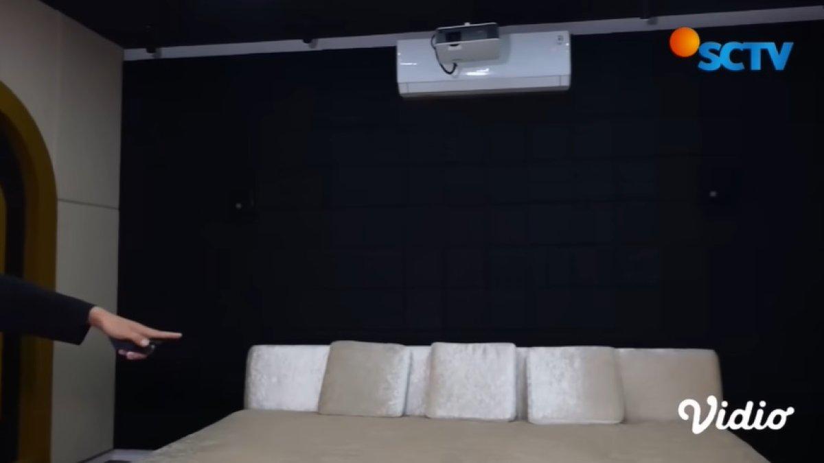 Bioskop mini di rumah Ustaz Solmed