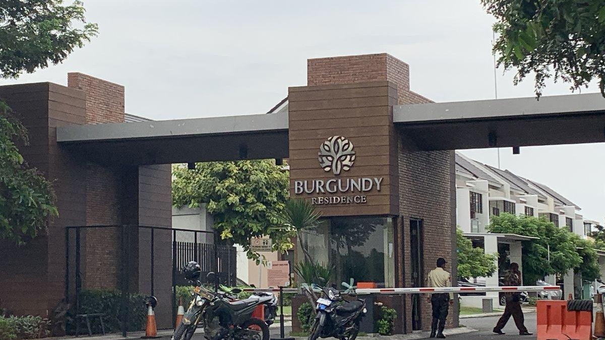 Seorang bocah laki-laki berinisial AAMS (5) ditemukan tewas bersimbah darah di Perumahan Burgundy Blok RAA 9, RT 1 RW 19, Kelurahan Harapan Baru, Kecamatan Bekasi Utara, Kota Bekasi, Kamis (7/3/2024).