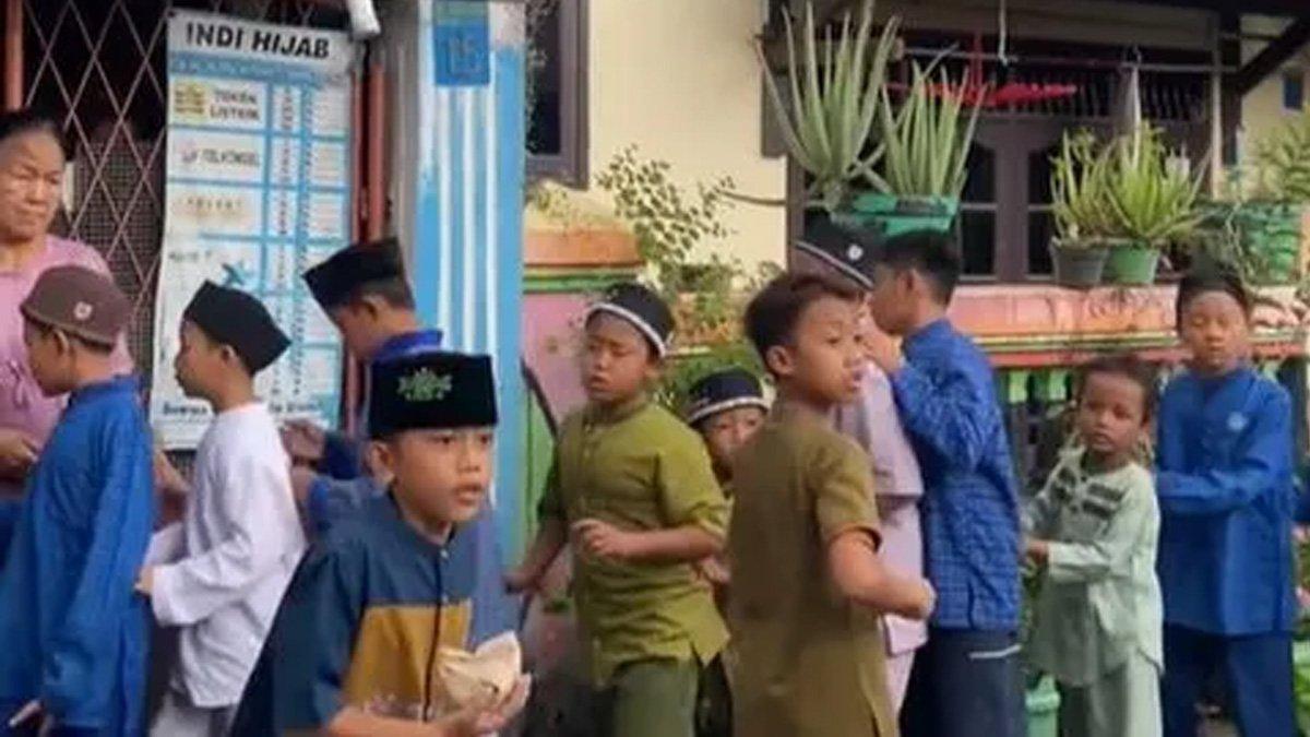 Bocah antre untuk menonton di Bioskop mini yang ada di Bekasi.