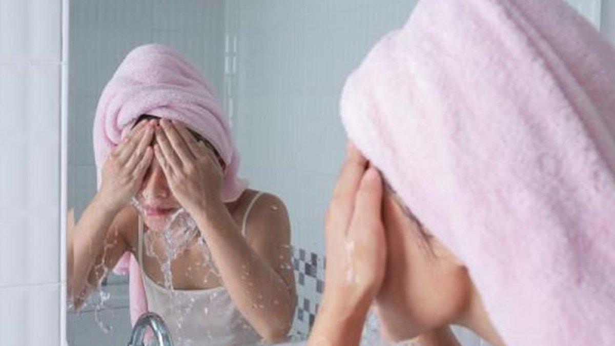 Bolehkah berwudhu tapi kita tidak mengenakan pakaian?