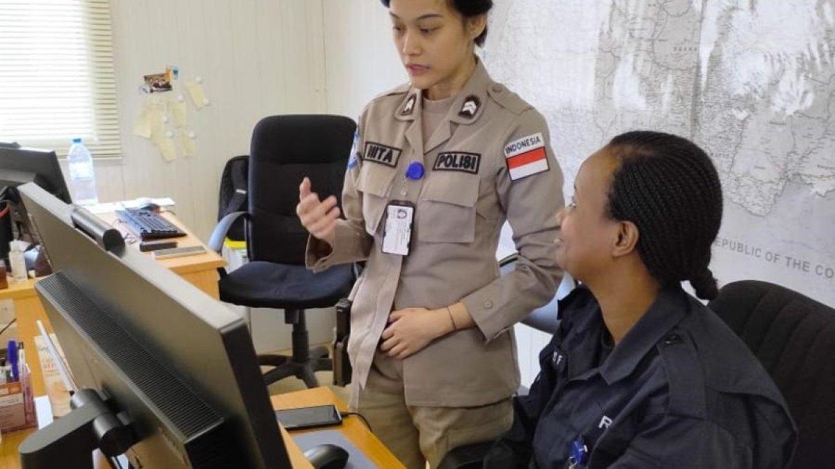 Brigadir Renita Rismayanti saat bertugas di Republik Afrika Tengah bersama rekan-rekannya (PBB Indonesia)