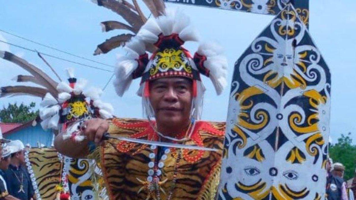 Brigjen Pol. (Purn.) Dr. (H.C.) Drs. H. Zainal Arifin Paliwang, S.H., M.Hum. mengenakan baju adat dayak.