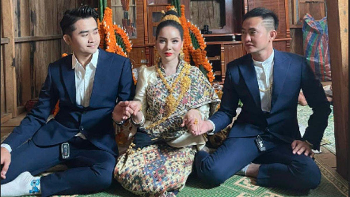 Bukan Pernikahan Poliandri, Wanita Diapit Dua Pria Tampan Ini Kuak Fakta, Potret Sempat Bikin Iri