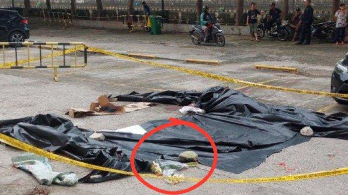Buket bunga di bercak darah keempat keluarga yang tewas lompat dari apartemen