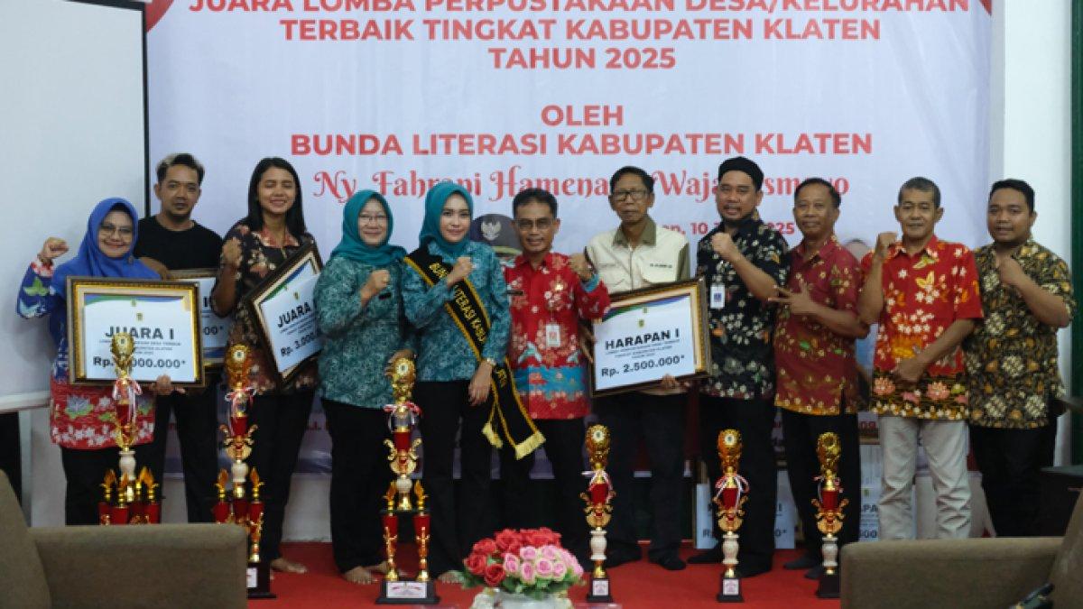 LOMBA PERPUSTAKAAN DESA - Bunda Literasi Kabupaten Klaten Fahrani Hamenang Wajar Ismoyo bersama para Juara Lomba Perpustakaan Desa/kelurahan terbaik tingkat Kabupaten Klaten Tahun 2025.