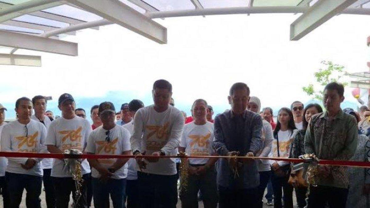 Bupati Gowa, Adnan Purichta Ichsan didampingi Wakil Bupati Gowa, Abd Rauf Malaganni, meresmikan destinasi wisata Cimory Dairyland di Kecamatan Parangloe, Gowa, Sulawesi Selatan, Sabtu (16/11/2024).