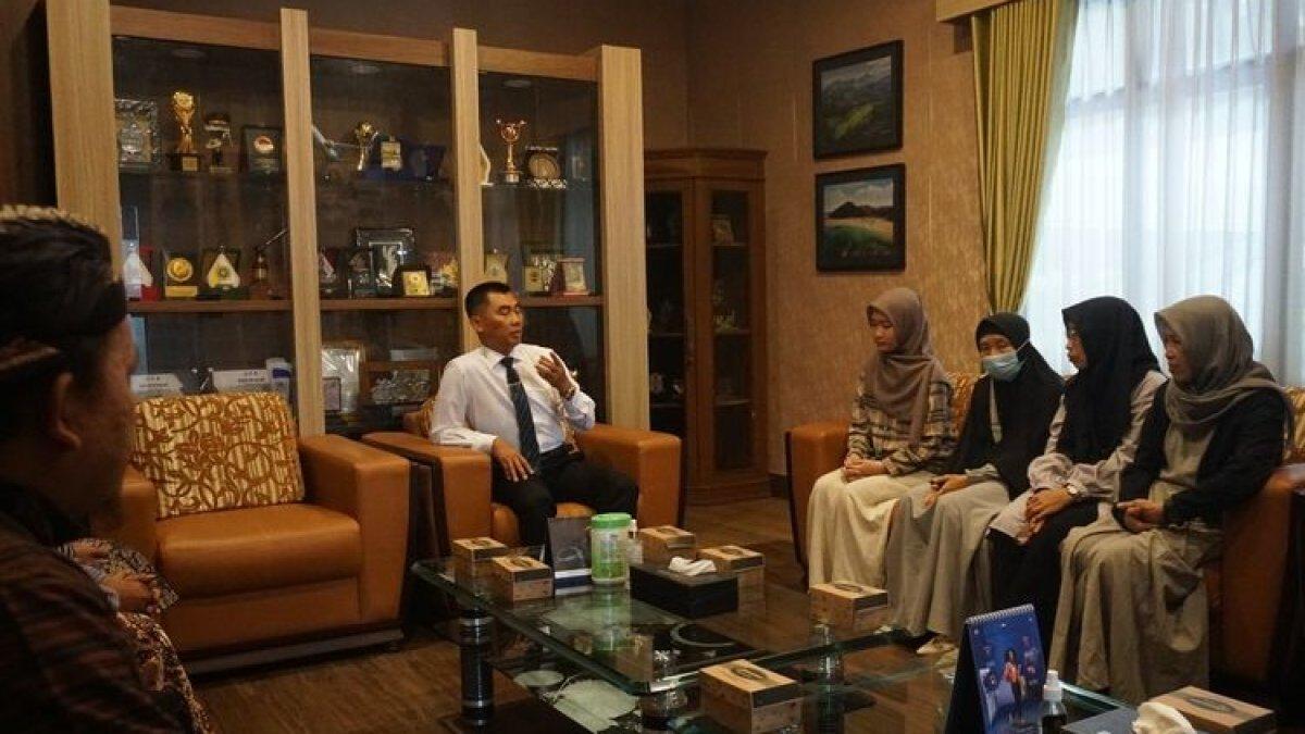 Bupati Gunungkidul Sunaryanta (baju putih) berbincang dengan Allin Alya Yasmin (Kerudung coklat) di ruangan Bupati. Kamis (31/8/2023)