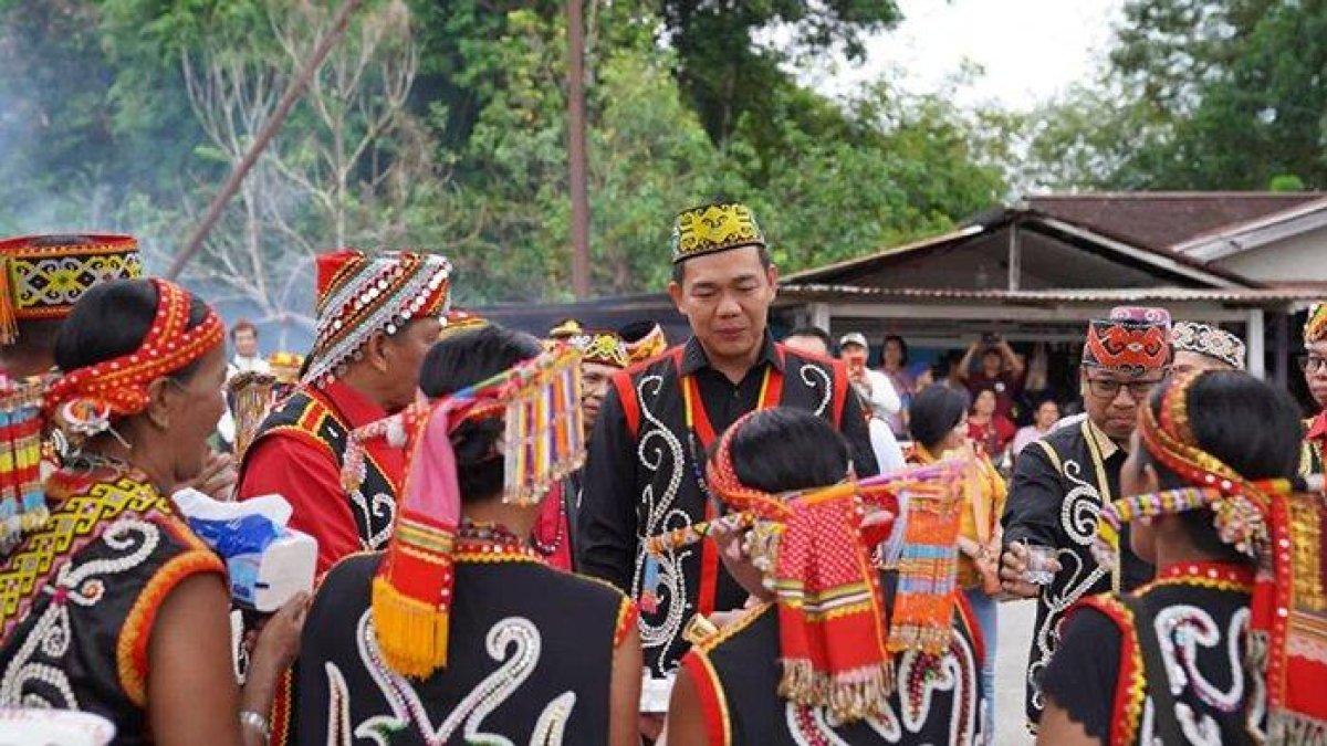 Bupati Kapuas Hulu, Fransiskus Diaan, saat menghadiri Festival Budaya Pamole' Beo' Tamambaloh, di Banua Martinus, Kecamatan Embaloh Hulu, Senin 3 Juli 2023.