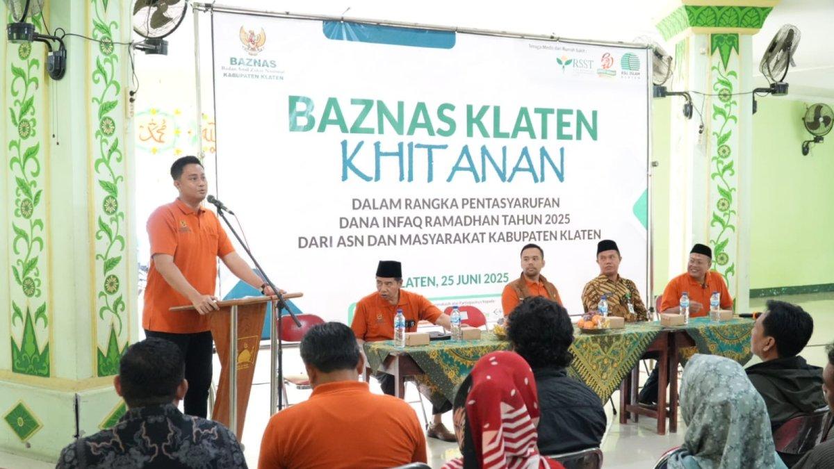 KHITANAN MASSAL KLATEN - Bupati Klaten Hamenang Wajar Ismoyo memberikan nasehat untuk anak-anak peserta khitanan massal gratis yang digelar oleh Baznas Klaten, di Komplek Masjid Raya Klaten, pada Rabu (25/6/2025).