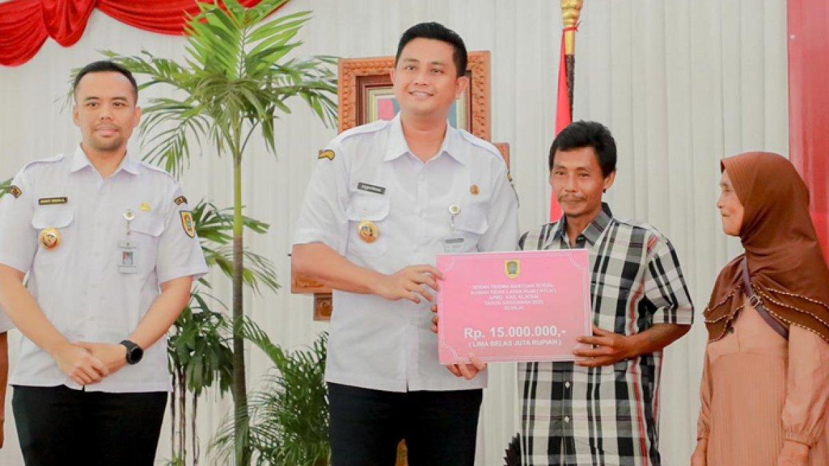 BANTUAN HAMENANG - Bupati Klaten Hamenang Wajar Ismoyo menyerahkan bantuan secara simbolis kepada perwakilan penerima bantuan sosial perbaikan RTLH Tahun Anggaran 2025 di Gedung RSPD Klaten, Rabu (11/6/2025).