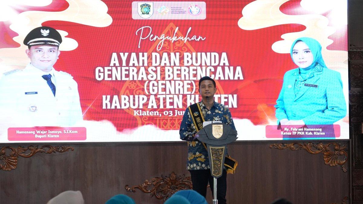 GENRE KLATEN - Bupati Klaten Hamenang Wajar Ismoyo memberikan arahan usai mengukuhkan Ayah dan Bunda Generasi Berencana (GenRe) tingkat kecamatan se-Kabupaten Klaten, dalam sebuah prosesi yang digelar di Pendopo Pemkab Klaten, Selasa (3/6/2025).