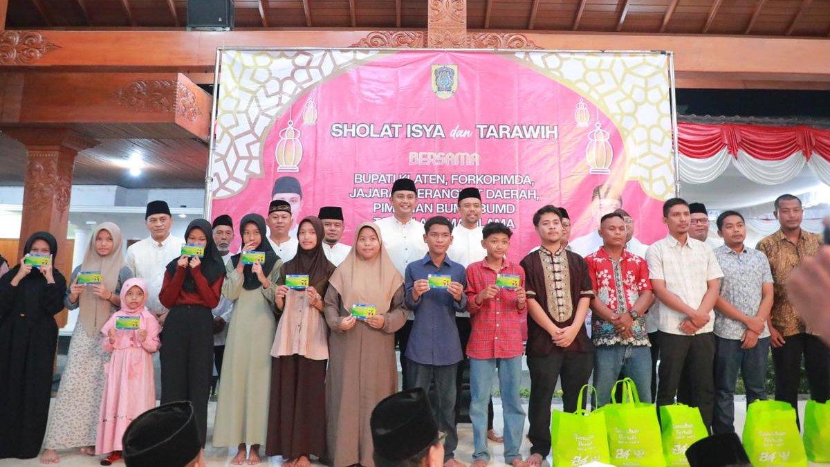 INFO KLATEN - Bupati Klaten Hamenang Wajar Ismoyo bersama Forkopimda Klaten menyerahkan santunan kepada anak-anak yatim dan piatu berupa tabungan beasiswa serta penyerahan bingkisan sembako kepada masyarakat yang membutuhkan.