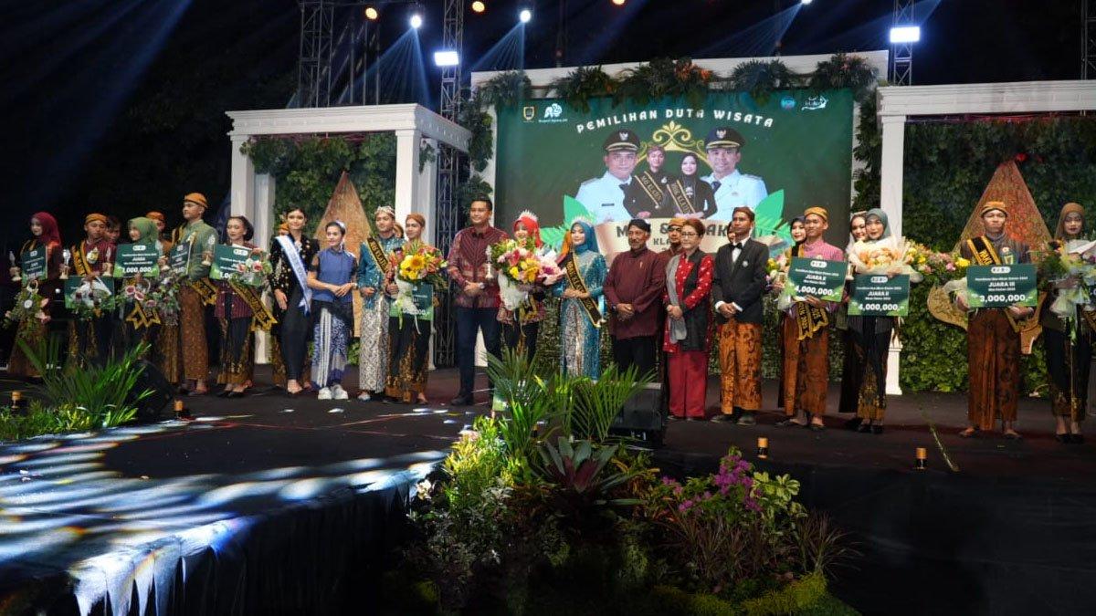 MAS MBAK KLATEN 2025 - Bupati Klaten Hamenang Wajar Ismoyo bersama Mas dan Mbak Klaten 2025 (merah), dan Mas dan Mbak Klaten 2024 (biru), saat malam Grand Final Pemilihan Mas dan Mbak Klaten 2025 pada Sabtu, 5 Juli 2025 di Alun-Alun Klaten.