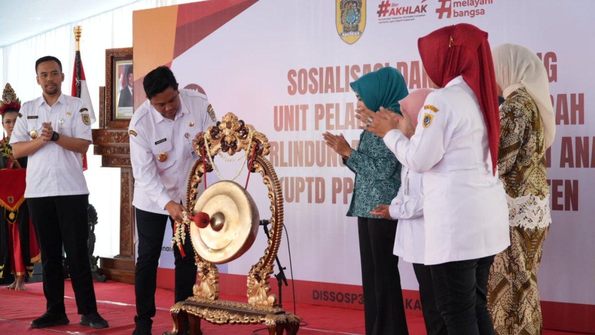 PELUNCURAN UPTD PPA - Bupati Klaten Hamenang Wajar Ismoyo didampingi Wakil Bupati Benny Indra Ardhianto secara simbolis meluncurkan UPTD PPA ditandai dengan pemukulan gong dihadapan tamu undangan yang hadir, pada Rabu (30/4/2025)