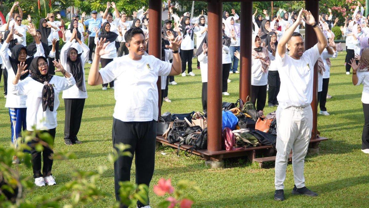 HARI LANJUT USIA KLATEN - Bupati Klaten Hamenang Wajar Ismoyo dan Wabup Klaten Benny Indra Ardhianto bersama ratusan peserta senam dalam rangka peringati Hari Lanjut Usia Nasional (HLUN) ke-29 tingkat kabupaten Klaten, pada Jumat (13/6/2025) di Halaman Pendopo Pemkab Klaten.