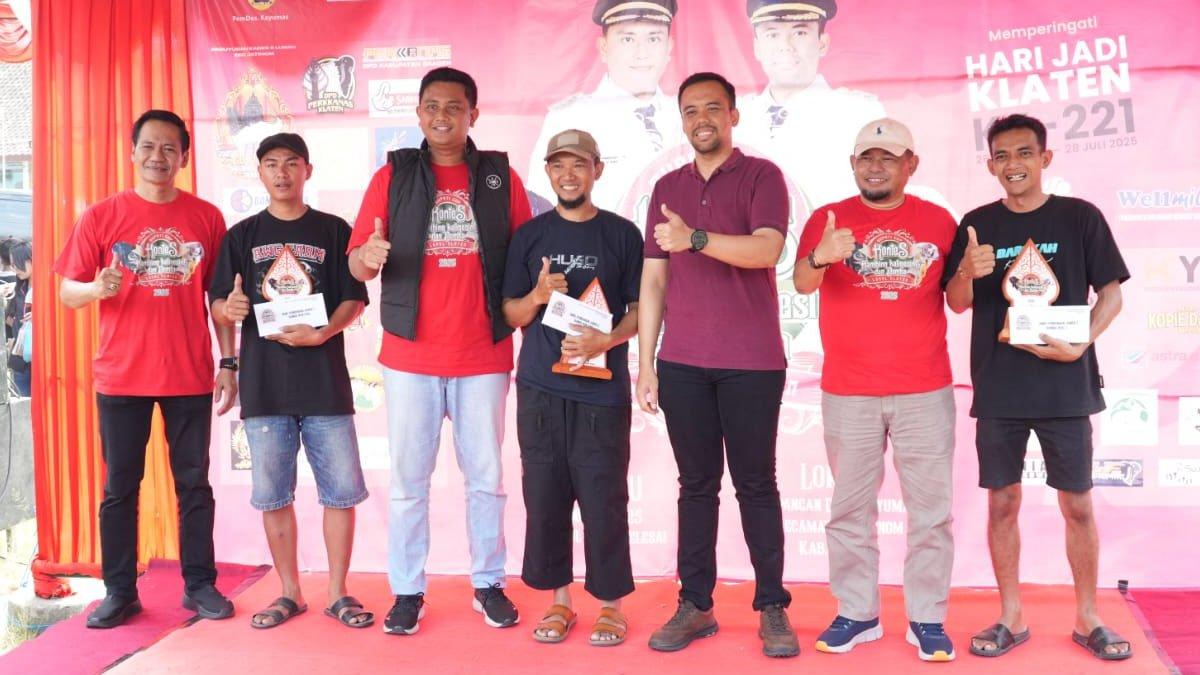KONTES KAMBING DOMBA - Bupati Klaten Hamenang Wajar Ismoyo dan Wabup Benny Indra Ardhianto bersama para pemenang lomba Kontes Kambing Kaligesing dan Domba Lokal Klaten, kategori domba non poel, pada Minggu (6/7/2025), di Lapangan Desa Kayumas, Kecamatan Jatinom, Klaten.