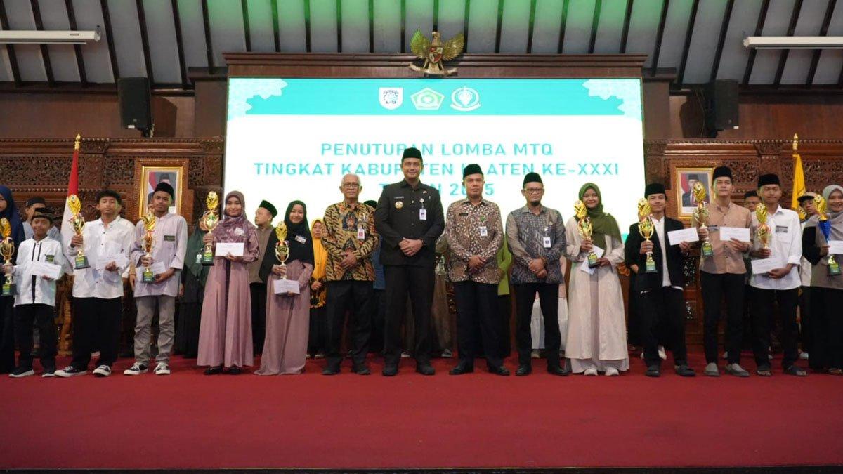 LOMBA MTQ KLATEN - Bupati Klaten Hamenang Wajar Ismoyo bersama pemenang Lomba MTQ ke-XXXI Tingkat Kabupaten Klaten Tahun 2025, Kamis (12/6/2025), di Pendopo Pemkab Klaten.