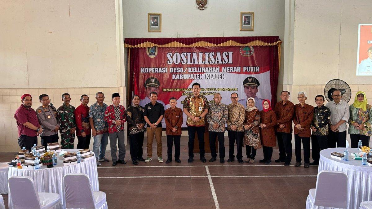 KOPERASI MERAH PUTIH - Bupati Klaten Hamenang Wajar Ismoyo bersama peserta Sosialisasi Program Koperasi Merah Putih di Dapil lima, yang digelar di Gedung SBK, Desa Barepan, Kecamatan Cawas, Klaten, pada Sabtu (10/5/2025).