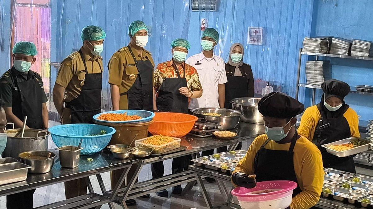 MBG DI KLATEN - Bupati Klaten, Hamenang Wajar Ismoyo, didampingi oleh Wakil Bupati Benny Indra Ardhianto meninjau Satuan Pelayanan Pemenuhan Gizi (SPPG) Nahda Resto, Desa Gunting, Kecamatan Wonosari, Klaten, pada Senin (19/5/2025).