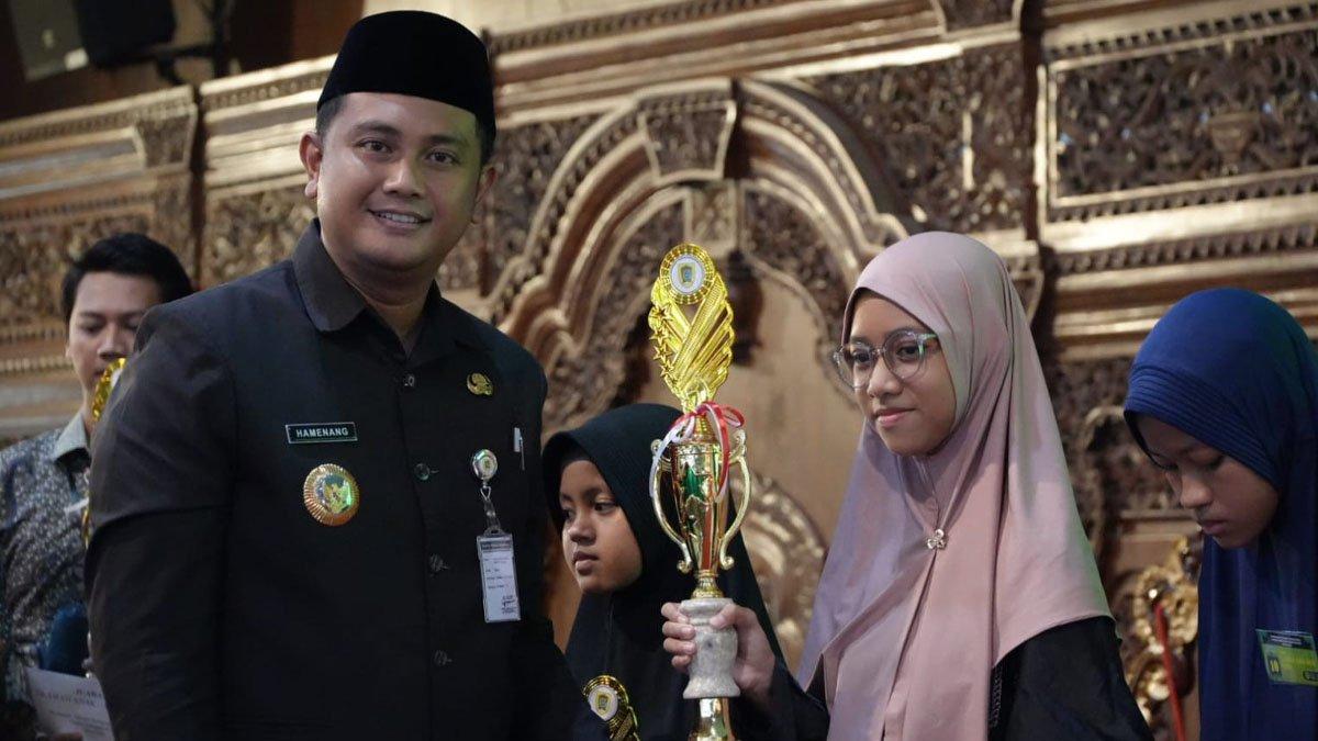 LOMBA MTQ KLATEN - Bupati Klaten Hamenang Wajar Ismoyo menyerahkan piala pemenang Lomba MTQ ke-XXXI Tingkat Kabupaten Klaten Tahun 2025, Kamis (12/6/2025), di Pendopo Pemkab Klaten.