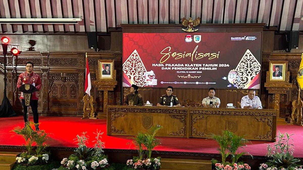 INFO KLATEN - Bupati Klaten Hamenang Wajar Ismoyo memberikan sambutan saat sosialisasi hasil pemilihan kepala daerah (Pilkada) 2024 dan pendidikan pemilih yang digelar KPU Klaten di Pendopo Pemkab Klaten pada Rabu (12/3/2025).
