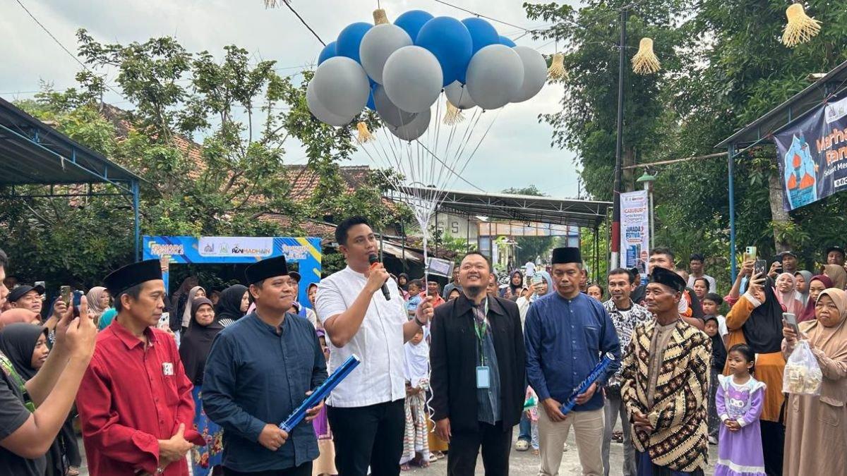 INFO KLATEN - Bupati Klaten Hamenang Wajar Ismoyo membuka pasar Ramadan yang berlokasi di perempatan Dukuh Krajan, Desa Jomboran, Kecamatan Klaten Tengah, pada Minggu (2/3/2025). 