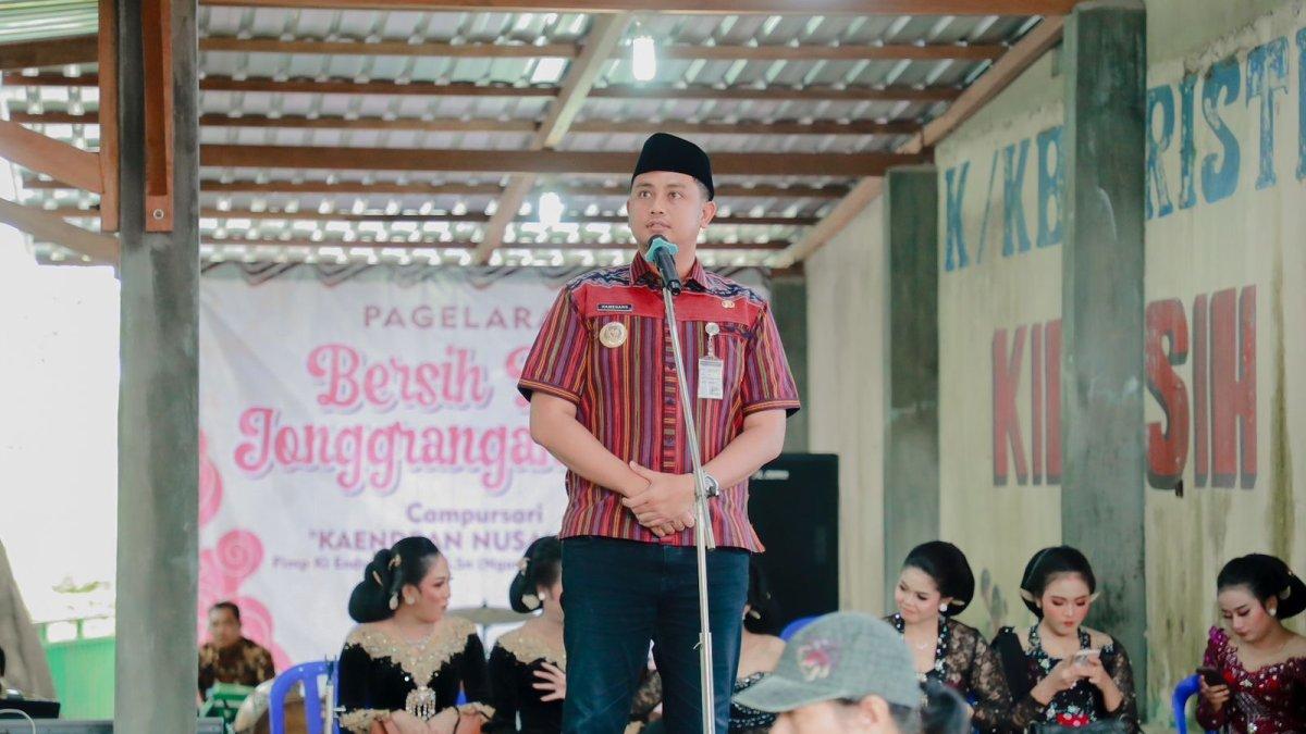 TRADISI BERSIH SENDANG - Bupati Klaten Hamenang Wajar Ismoyo menghadiri Tradisi Bersih Sendang Simbar Joyo, Desa Jonggrangan, Kecamatan Klaten Utara, Klaten Jumat (5/7/2025).