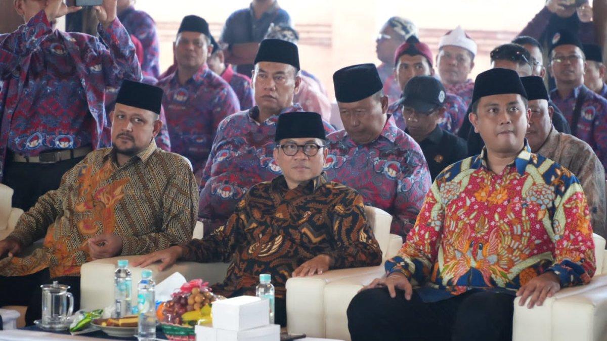 INFO KLATEN - Bupati Klaten Hamenang Wajar Ismoyo menghadiri pengukugan Pengurus Pusat Persatuan Perangkat Desa Indonesia (PPDI) periode 2025–2030 di Joglo Saestu, Desa Karanglo, Kecamatan Klaten Selatan, Klaten, pada Kamis (1/5/2025).