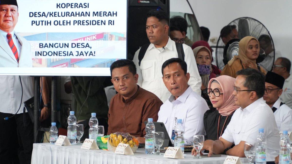 PRABOWO KE KLATEN - Bupati Klaten Hamenang Wajar Ismoyo mengikuti rapat persiapan peluncuran kelembagaan 80 ribu Koperasi Desa/Kelurahan Merah Putih yang telah berbadan hukum, di Gudang Logistik Koperasi Desa Merah Putih Bentangan, pada Minggu (13/7/2025) yang dipimpin langsung oleh Menteri Koordinator Bidang Pangan Indonesia Zulkifli Hasan.