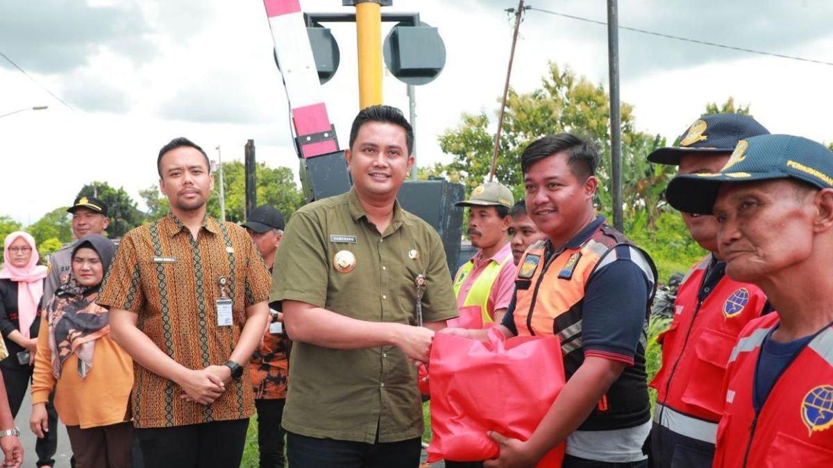 INFO KLATEN -  Bupati Klaten Hamenang Wajar Ismoyo menyerahkan bantuan sembako kepada petugas palang pintu kereta Desa Boto, Kecamatan Wonosari, Klaten, Jumat (7/3/2025).