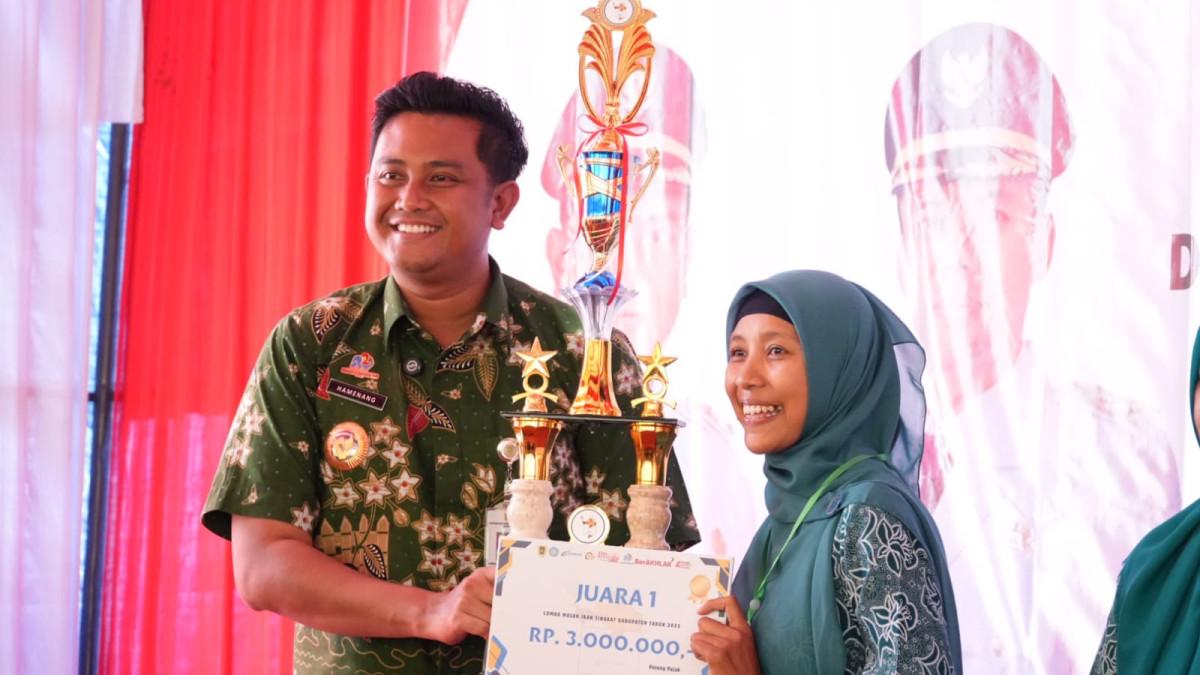 LOMBA MASAK KLATEN - Bupati Klaten Hamenang Wajar Ismoyo menyerahkan penghargaan kepada juara pertama lomba masak ikan dari Kecamatan Wonosari.