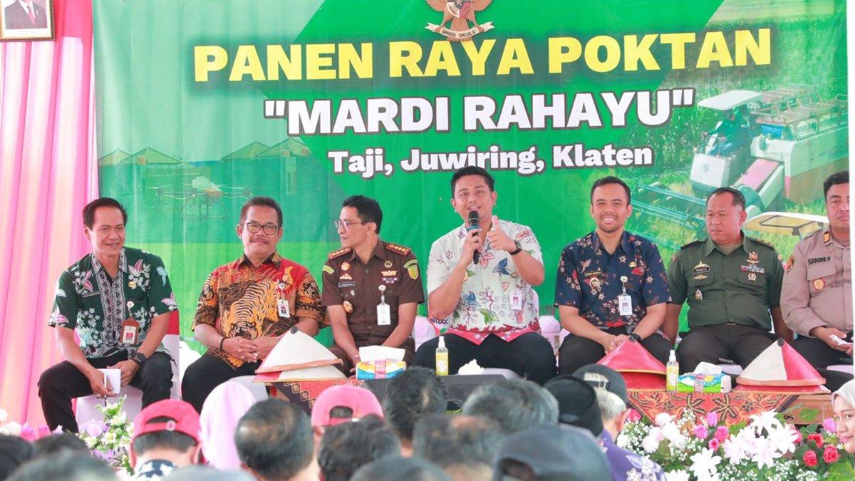 INFO KLATEN - Bupati Klaten Hamenang Wajar Ismoyo memberi sambutan setelah melakukan panen raya padi di area persawahan Desa Taji, Kecamatan Juwiring, Selasa (18/3/2025).
