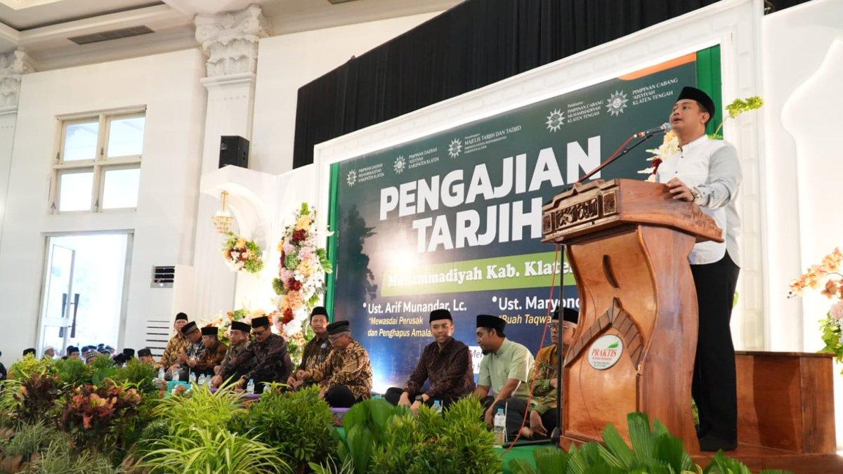 PENGAJIAN MUHAMMADIYAH KLATEN - Bupati Klaten Hamenang Wajar Ismoyo saat memberikan sambutan saat Pengajian Tarjih Muhammadiyah Klaten di Grha Bung Karno, Kelurahan Buntalan, Kecamatan Klaten Tengah, Klaten, pada Jumat (9/5/2025).