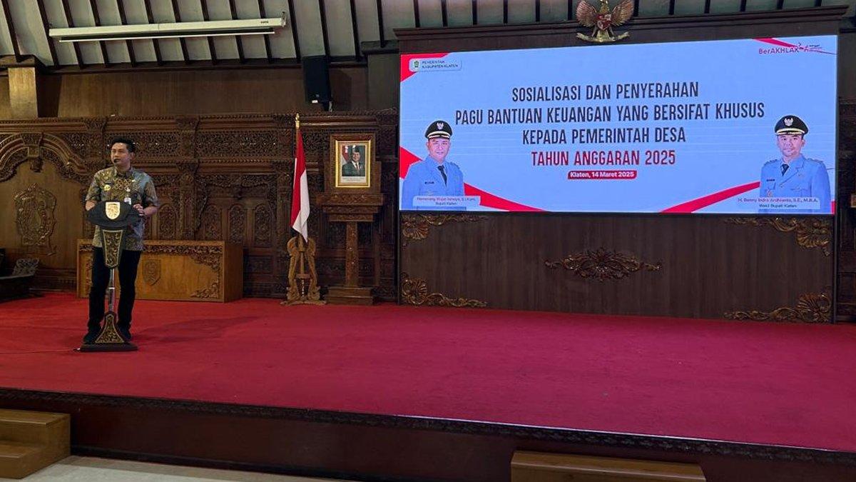 INFO KLATEN - Bupati Klaten Hamenang Wajar Ismoyo memberikan sambutan saat Sosialisasi dan Penyerahan Pagu Bantuan Keuangan yang Bersifat Khusus kepada Pemerintah Desa Tahun Anggaran 2025, di Pendopo Pemkab Klaten pada Jumat (14/3/2024).