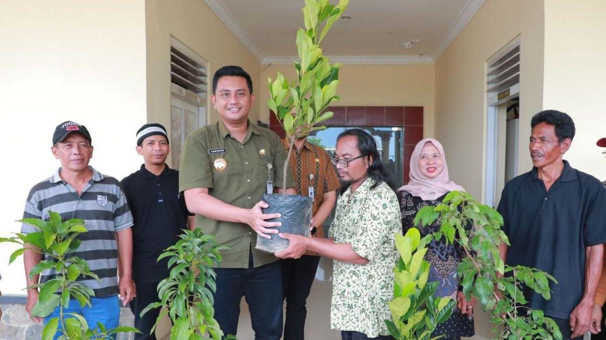 INFO KLATEN - Bupati Klaten Hamenang memberikan bantuan bibit tanaman yang diserahkan kepada Takmir Masjid Al-Hidayah dan warga setempat.