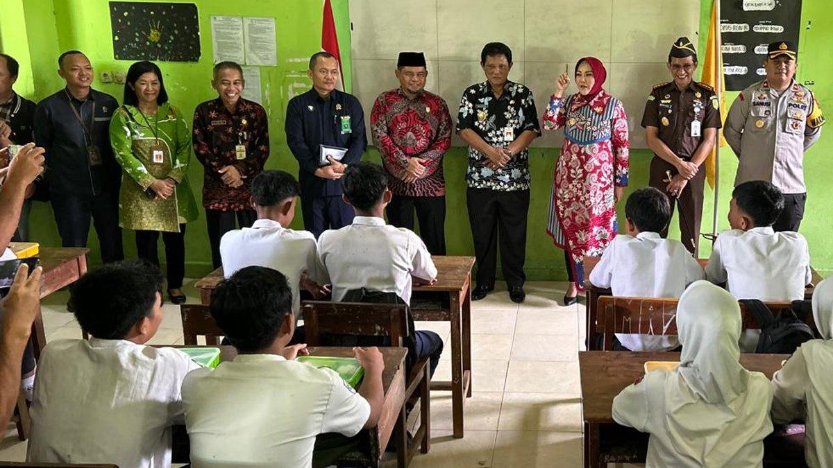 MBG DI KLATEN - Bupati Klaten Sri Mulyani pantau pelaksanaan uji coba makan bergizi gratis (MBG) di SMP Negeri 4 Klaten, pada Selasa (18/2/2025).