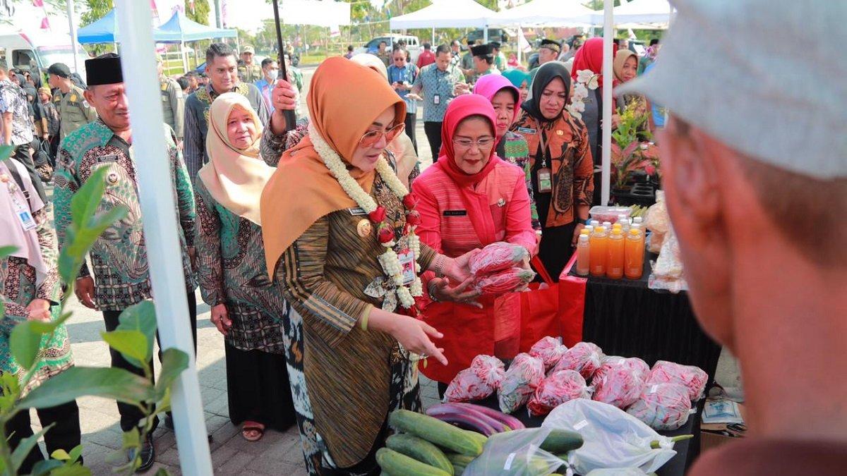 Bupati Klaten Sri Mulyani berbelanja di stand UMKM saat kegiatan Sambang Warga Desa Ngalas