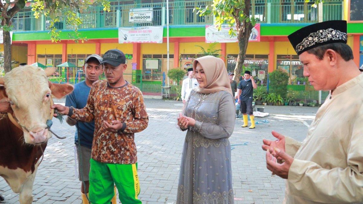 Bupati Klaten Sri Mulyani berdoa sebelum sapi disembelih