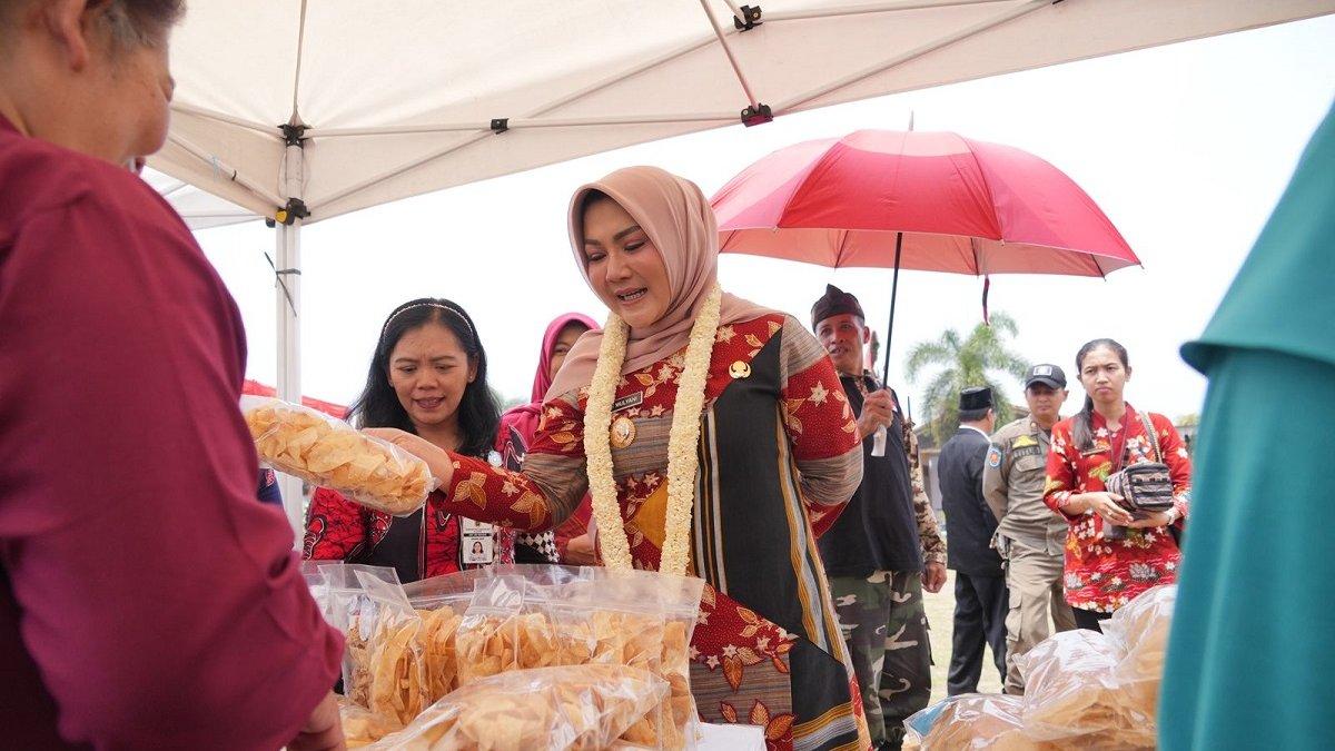 Bupati Klaten Sri Mulyani berkeliling membeli sejumlah produk UMKM