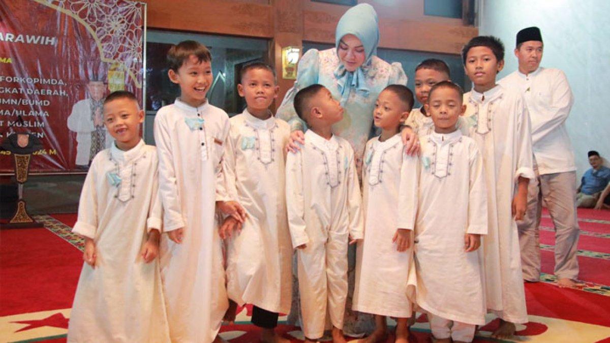 Bupati Klaten Sri Mulyani dan anak-anak yatim laki-laki