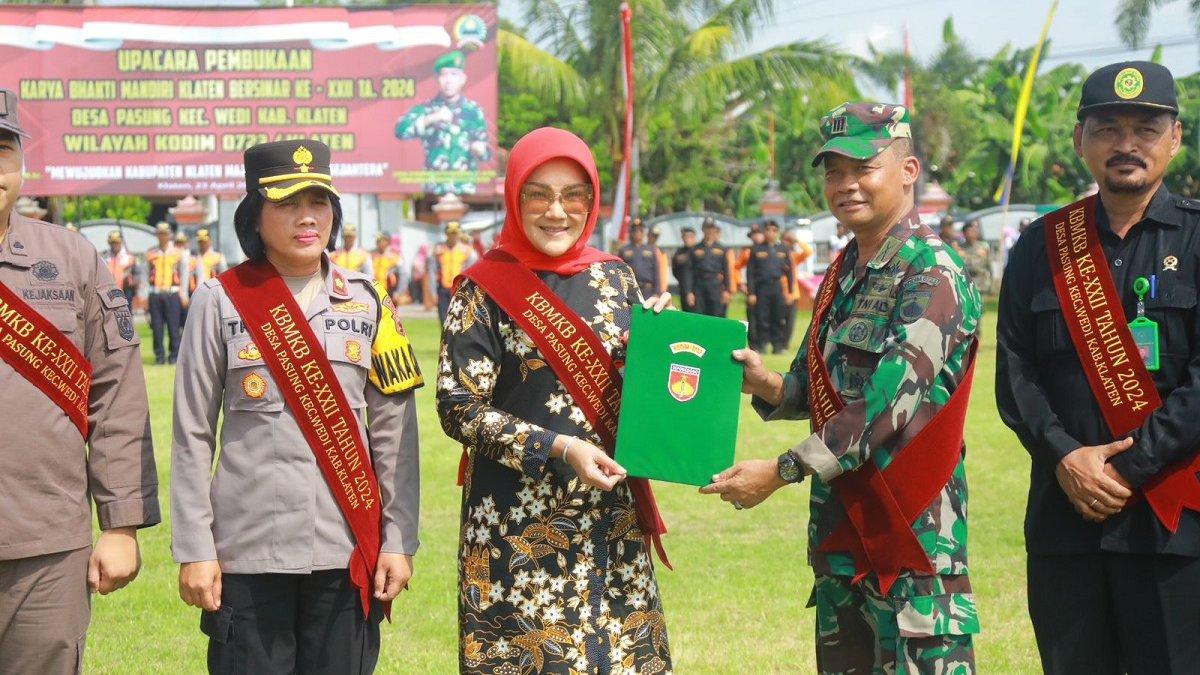 Bupati Klaten Sri Mulyani dan perwakilan dari 0723/Klaten melakukan serah terima berita acara KBMKB ke-XXII tahun 2024 di lapangan Desa Pasung, Kecamatan Wedi, Klaten, pada Selasa (23/4/2024).