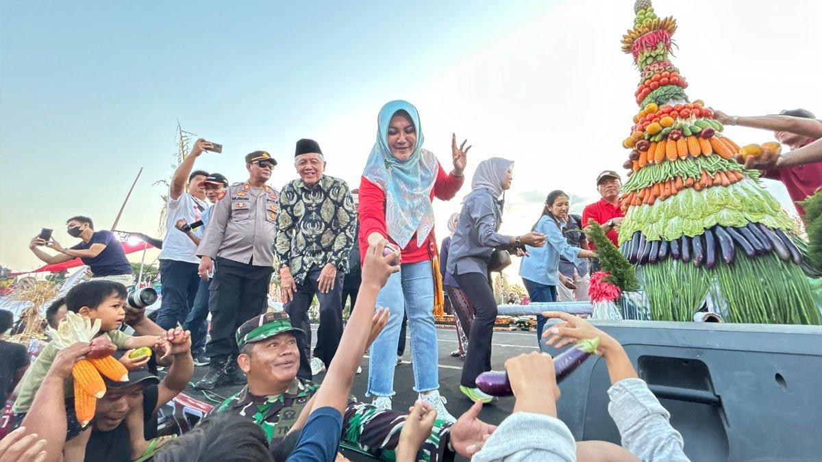 Bupati Klaten Sri Mulyani membagikan hasil bumi dari gunungan