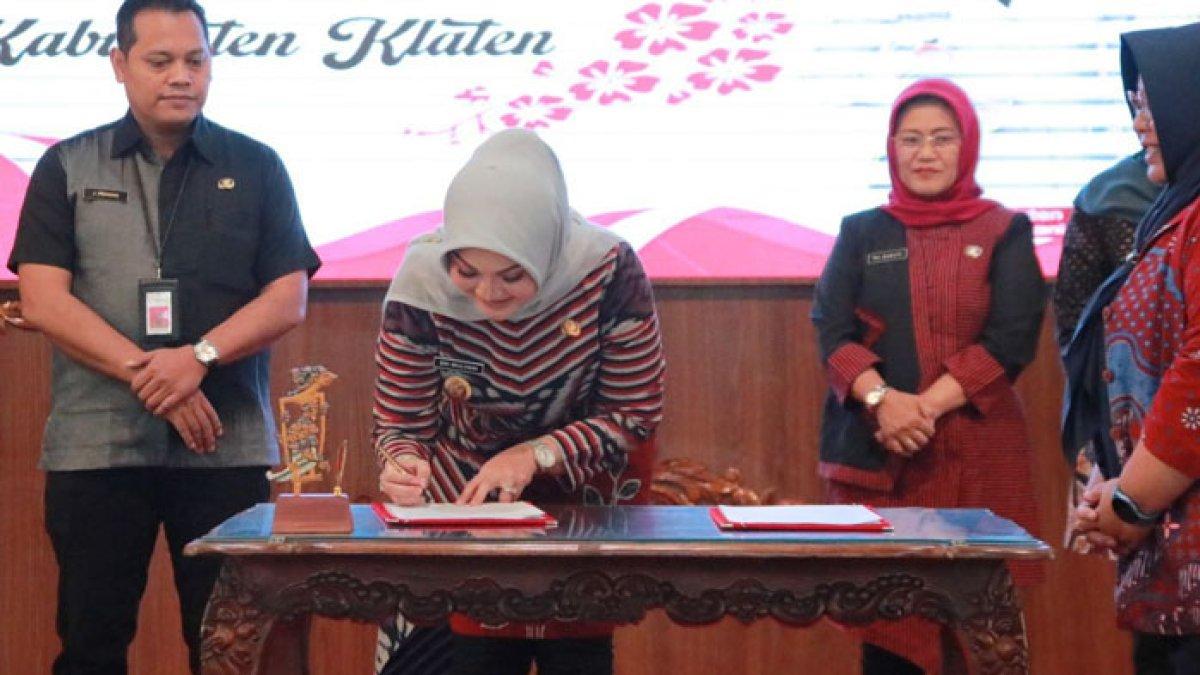 Bupati Klaten Sri Mulyani menadatangani hasil kesepakatan kegiatan rembug stunting