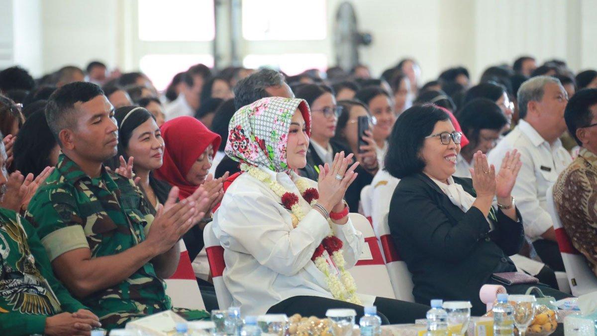Bupati Klaten Sri Mulyani menghadiri ibadah Perayaan Natal yang digelar umat kristiani Dinas Pendidikan (Disdik) Kabupaten Klaten di Grha Bung Karno (GBK) Klaten pada Rabu (8/1/2025).
