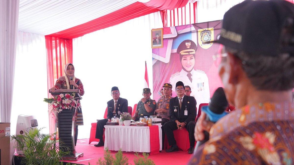 Bupati Klaten Sri Mulyani menjawab sejumlah aspirasi masyarakat