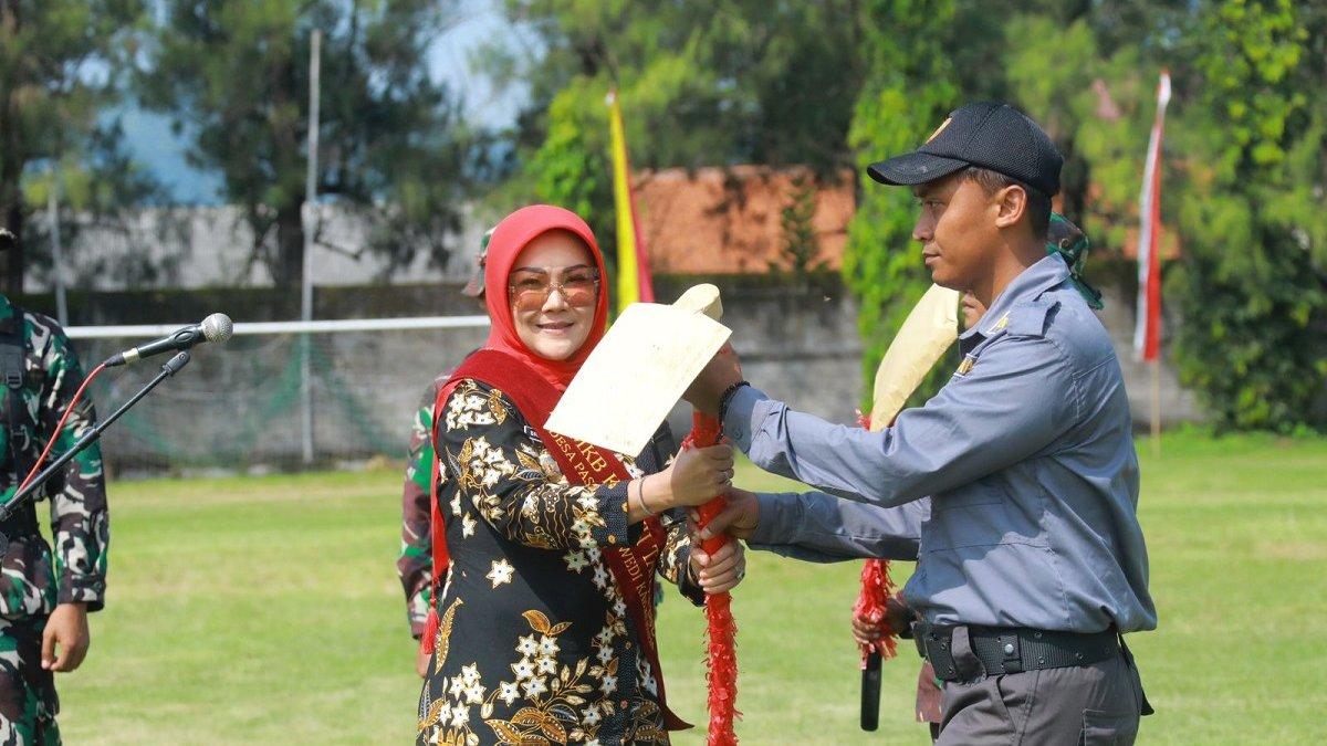 Bupati Klaten Sri Mulyani menyerahkan alat kerja saat pembukaan KBMKB ke-XXII tahun 2024 di lapangan Desa Pasung, Kecamatan Wedi, Klaten pada Selasa (23/4/2024).